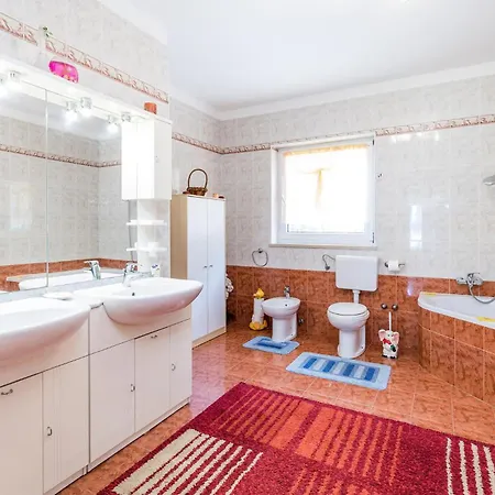 4 Bedroom In *