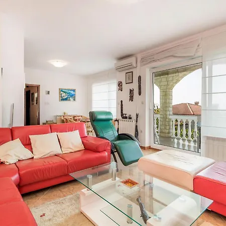 Apartment 4 Bedroom In *